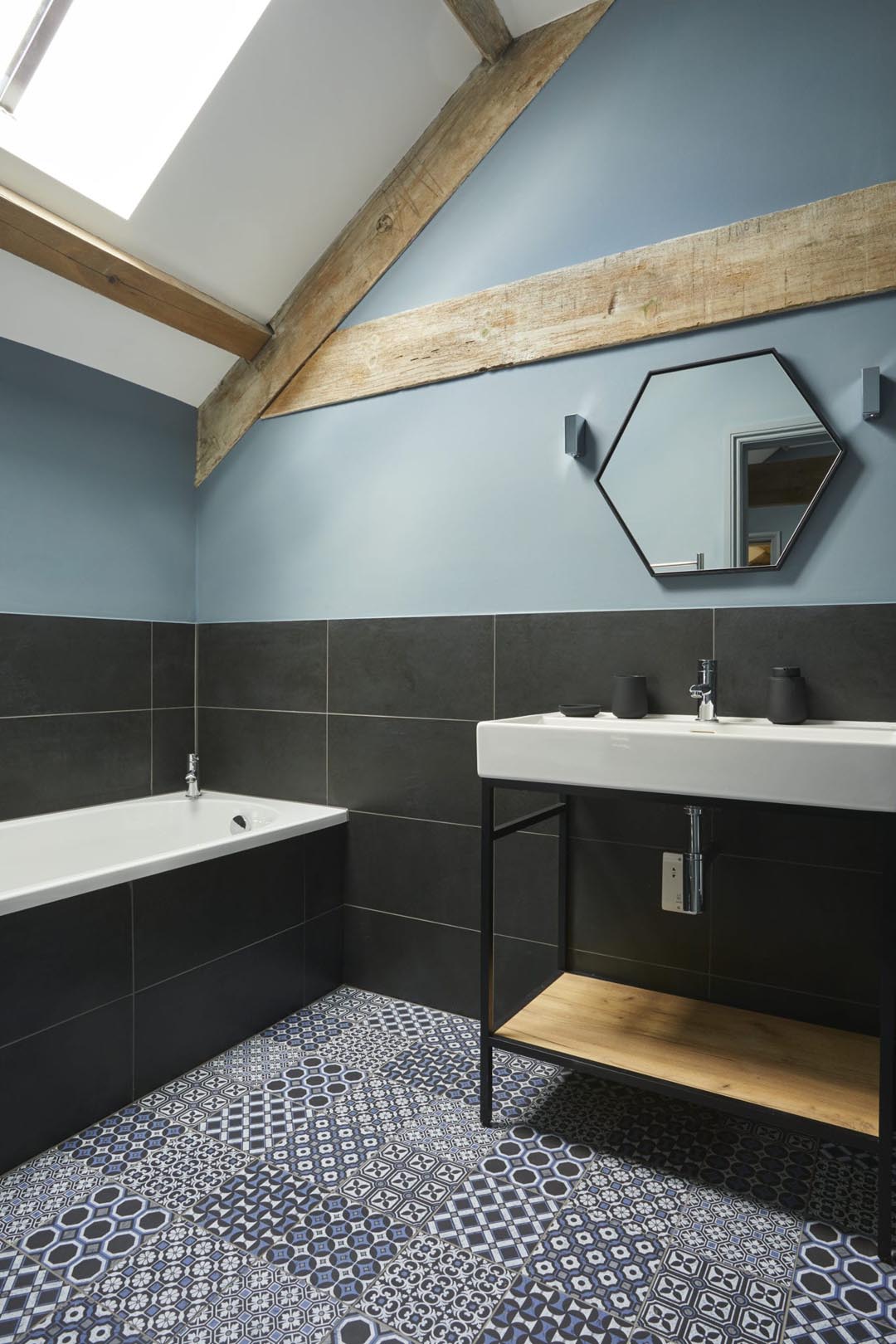 The Stables en suite bathroom with wooden rafters