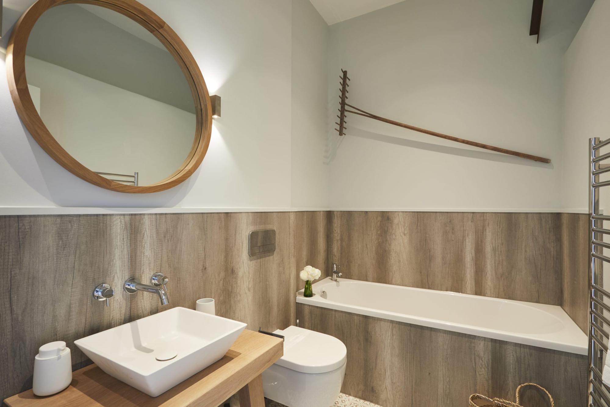 Bull Pen barn conversion en suite bathroom with round mirror