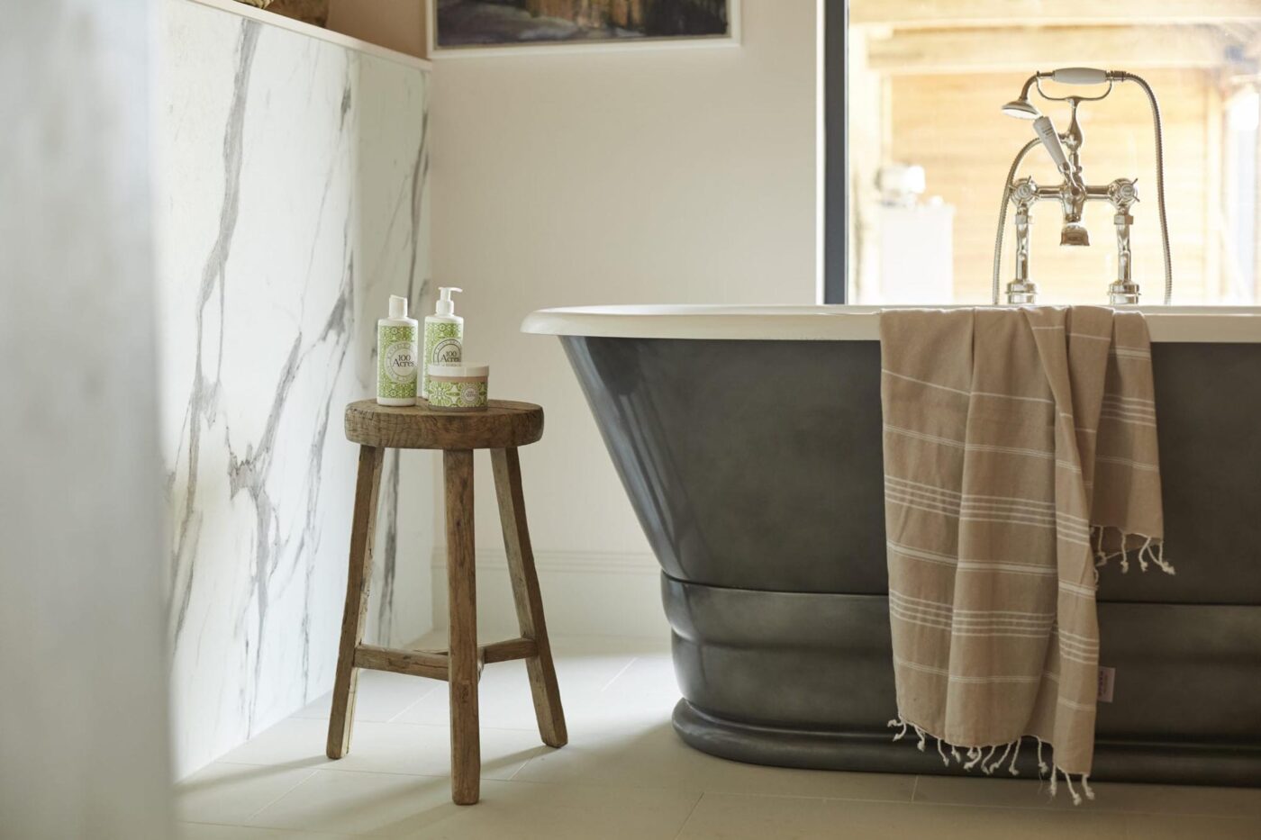 Bull Pen roll top bathtub