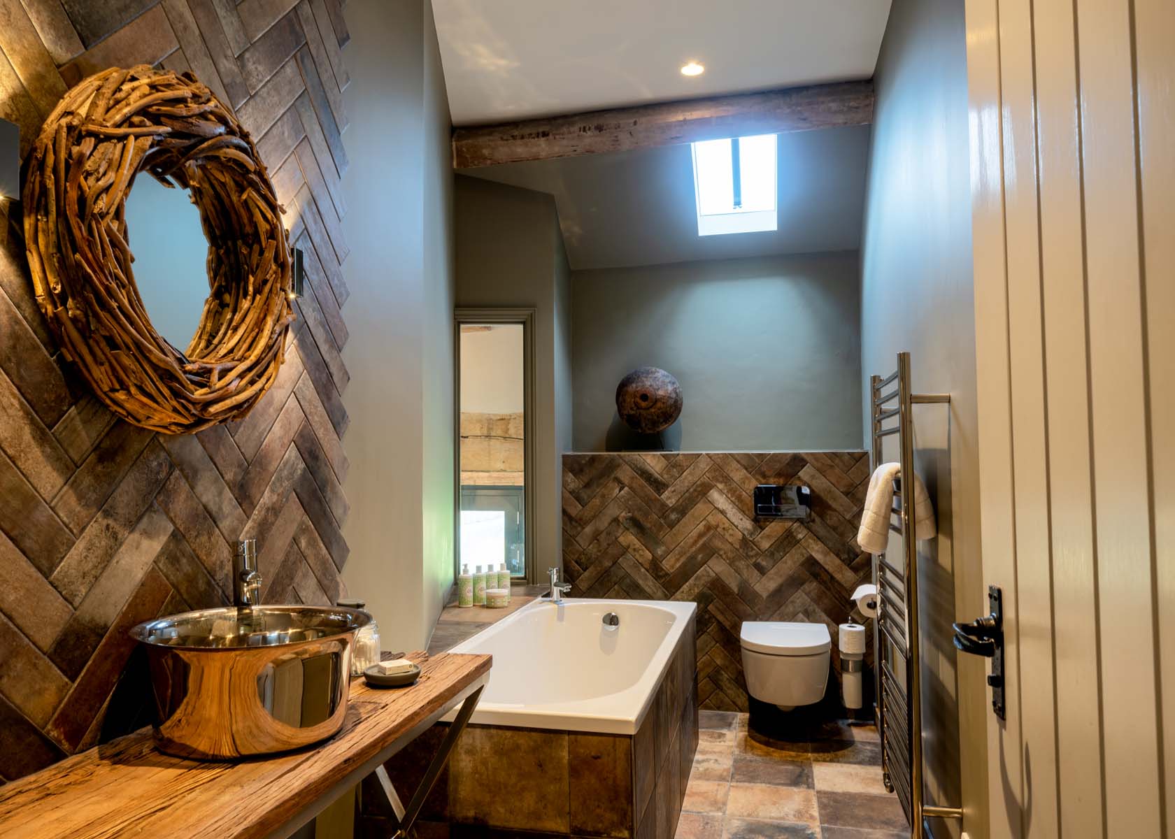 Modern bathroom with parquet wall cladding