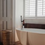 Modern freestanding white bath tub