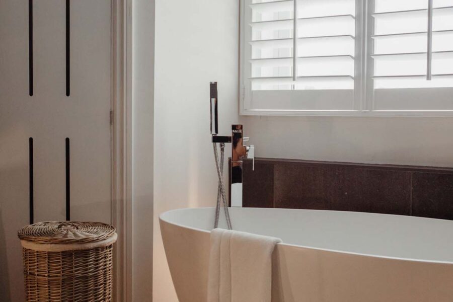 Modern freestanding white bath tub