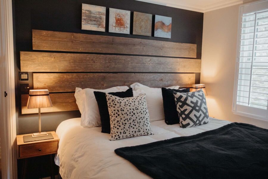 Cosy bedroom with wood cladding and blue and white linens