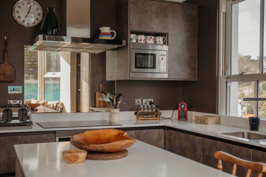 Modern kitchen with grey tones and a white counter