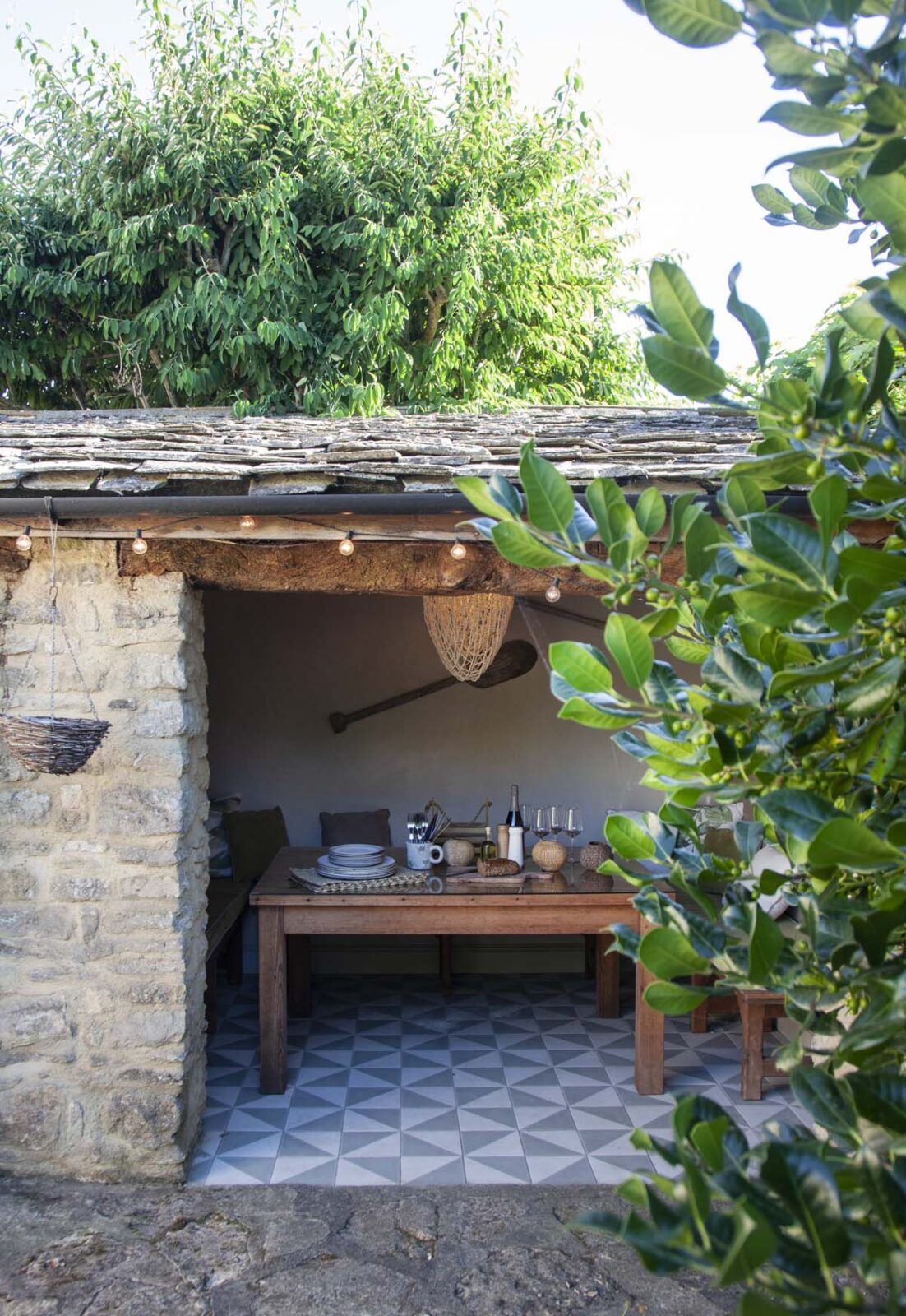 outdoor dining with festoon lights