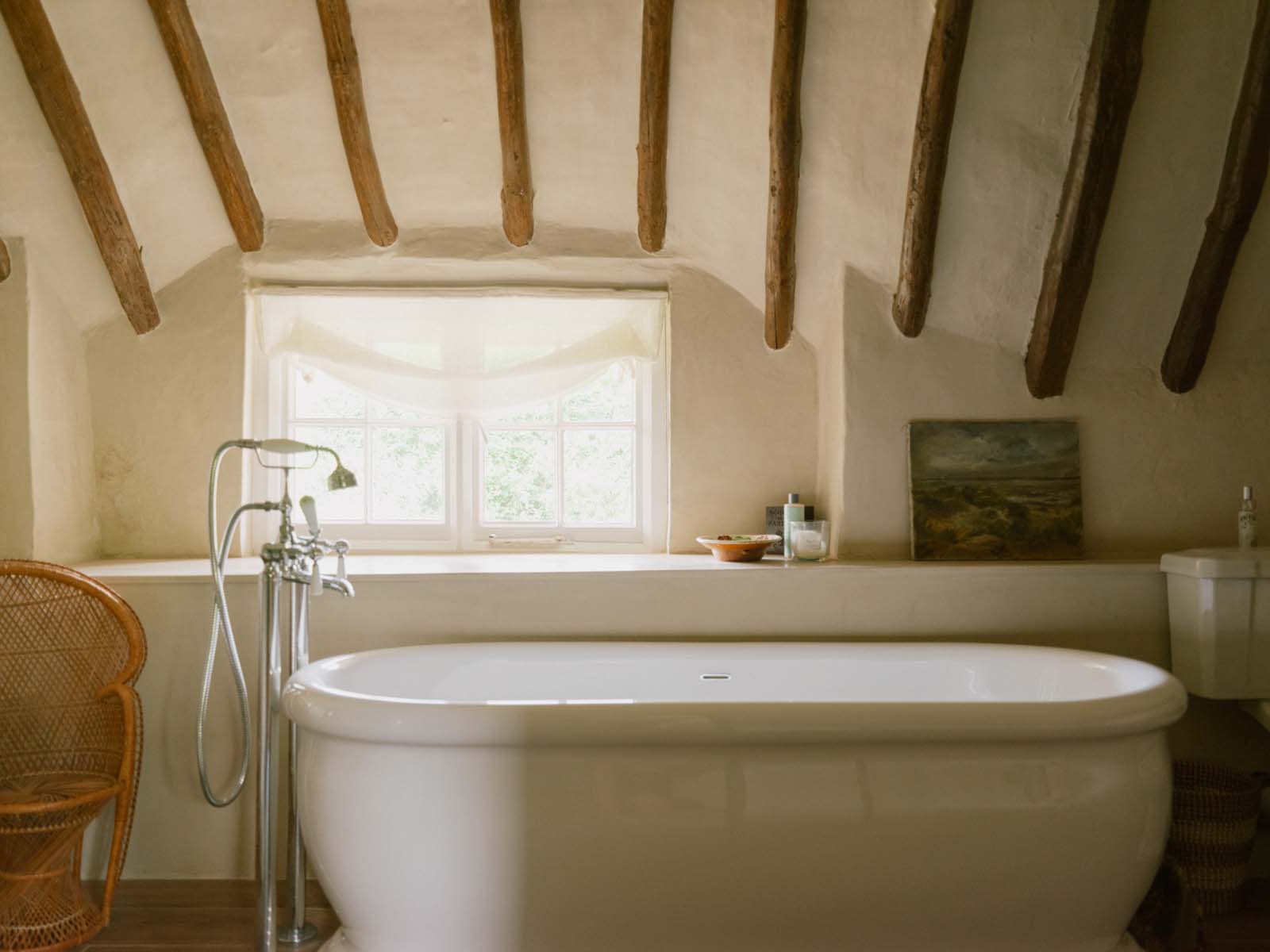 free standing bath tub with over head beams